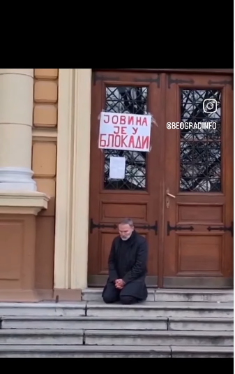 VukNevuk's tweet photo. @_nikola_mamula @Sinajski Misliš na mentalno poremećenu osobu koja satima kleči. Vama usranim naprednjacima čudni su idoli. Mamila - balija ili ustaša? https://t.co/QiTUgqwOjo
