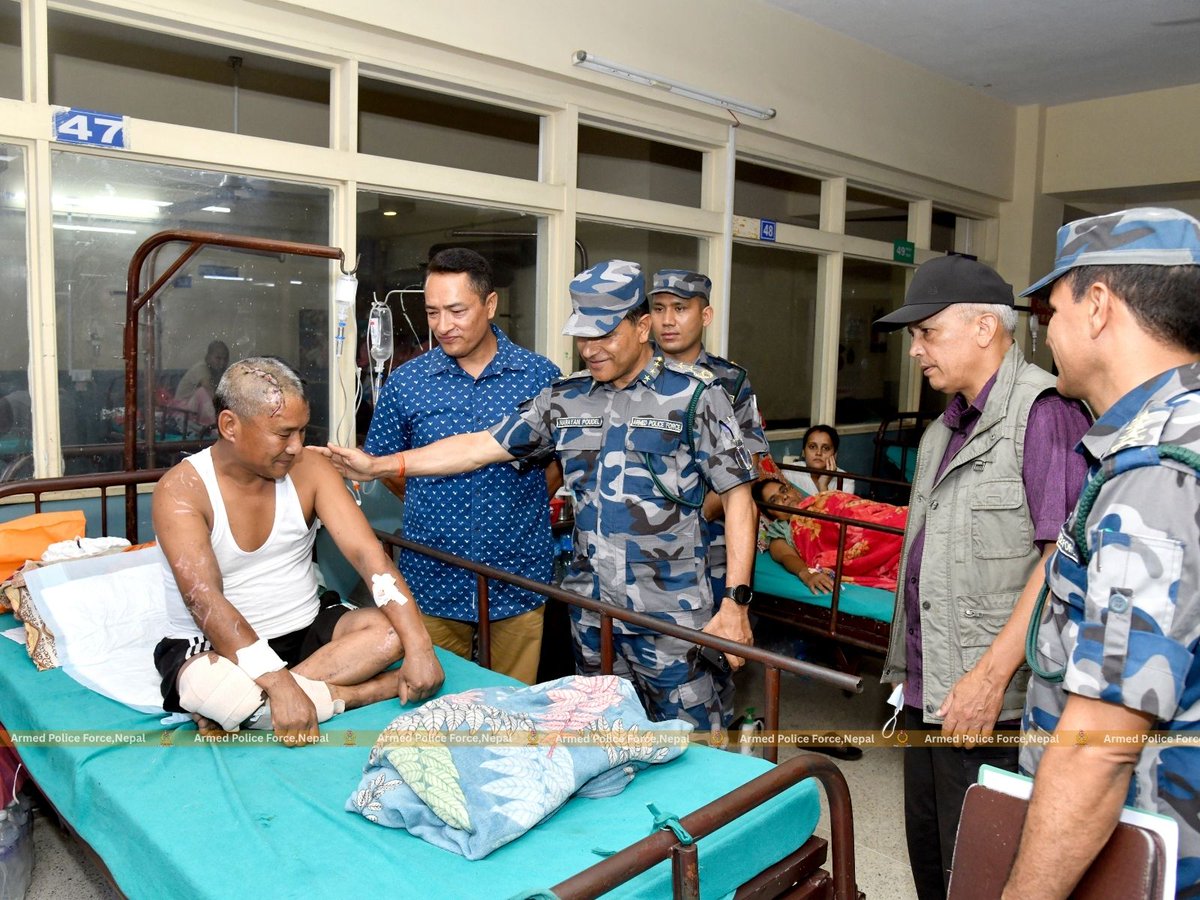APF_Nepal's tweet photo. सशस्त्र प्रहरी महानिरीक्षक नारायण दत्त पौडेलले भोटेकोशी बाढीको कारण रसुवाको टिमुरेमा घाइते भई टिचिङ अस्पतालमा उपचाररत रहनुभएका अवकाश प्राप्त सशस्त्र प्रहरी सहायक निरीक्षक बलबहादुर घर्ती मगर लाई भेट गरी स्वास्थ्य अवस्थाबारे जानकारी लिनुभएको छ। https://t.co/k0mOBkLktL
