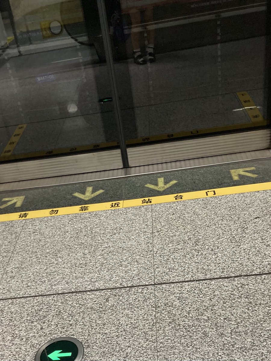 ss_ssovo's tweet photo. 不开玩笑地说这应该会是我今年最后一次穿这双鞋了，太痛了回家坐在地上难受了一个小时 https://t.co/u0F4w3a8Wn
