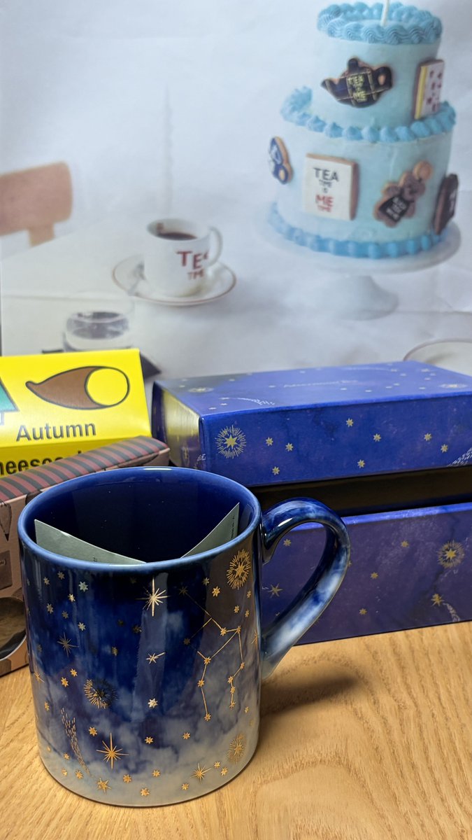 smsminato's tweet photo. 友達とご飯食べて頂いたギフトでケーキ食べた✨️
楽しい1日だったなぁ……
マグカップまーじで私が大好きな色とデザインで分かられすぎてます。ありがとう🥹💕
おやつは明日仕事しながら食べて仕事乗り切る😤 https://t.co/1lkOOGpiqp