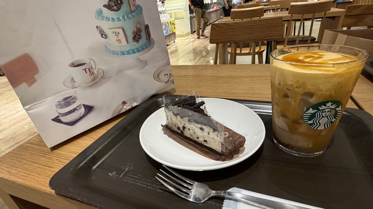 smsminato's tweet photo. 友達とご飯食べて頂いたギフトでケーキ食べた✨️
楽しい1日だったなぁ……
マグカップまーじで私が大好きな色とデザインで分かられすぎてます。ありがとう🥹💕
おやつは明日仕事しながら食べて仕事乗り切る😤 https://t.co/1lkOOGpiqp
