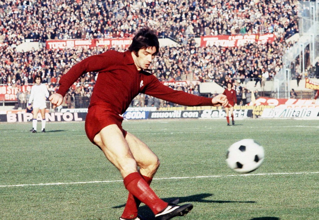 Footballers_bot's tweet photo. パオロ・プリーチ/"Ciclone"(竜巻)の異名をとるトリノ史上最高のストライカー。2トップを組んだフランチェスコ・グラツィアーニとは"I gemelli del gol"(ゴールの双子)と呼ばれ息の合うプレーを見せ、1971年にコッパ・イタリアを、1976年にリーグ制覇を齎すなどトリノに四半世紀ぶりの黄金期を齎した。 https://t.co/GKVVQhhvIw
