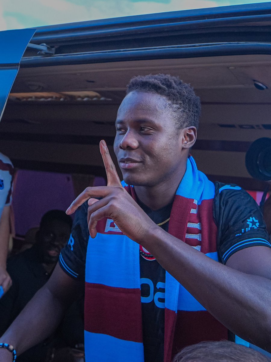 TrabzonsporEN's tweet photo. 𝐅𝐫𝐚𝐧𝐜𝐮𝐥𝐢𝐧𝐨 is in Trabzon ❤️💙

#FranculinoIsComing https://t.co/m0omOETG3J