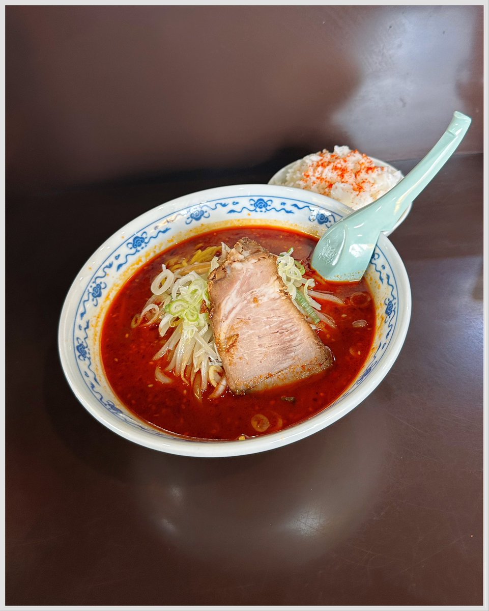 kiyoofdeath's tweet photo. 辛みそ中辛+米 at ラーメン冬冬
#FirePower 星人𝗐
What's up??
創業30年老舗店!ルーツは先代が1965年頃創業した「道端」!ランチ時満席!厨房からファイヤー‼️鶏豚動物系+野菜系等が入り濁ったスープは香ばしい!!韓国産3種類の唐辛子を使用!#西山製麺 固コールで瞬殺!!じわ〜と汗が出てくる辛旨ぁ🤣👍 https://t.co/88seba4u8Y