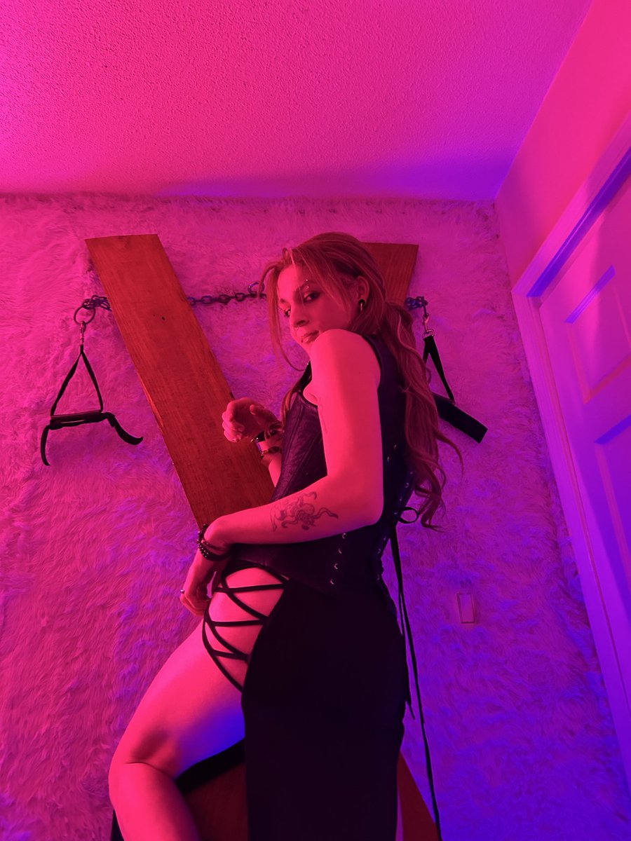 mistressredV's tweet photo. Who wants to be owned by a professional dominatrix that works in dungeons?
#domme 
Dominatrix•BDSM•Kink•Transgender https://t.co/wqZMNed75z