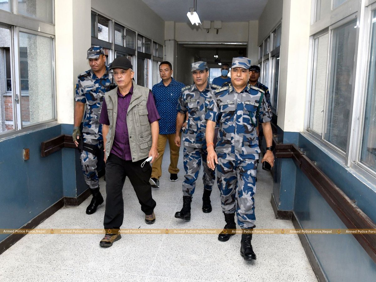 APF_Nepal's tweet photo. सशस्त्र प्रहरी महानिरीक्षक नारायण दत्त पौडेलले भोटेकोशी बाढीको कारण रसुवाको टिमुरेमा घाइते भई टिचिङ अस्पतालमा उपचाररत रहनुभएका अवकाश प्राप्त सशस्त्र प्रहरी सहायक निरीक्षक बलबहादुर घर्ती मगर लाई भेट गरी स्वास्थ्य अवस्थाबारे जानकारी लिनुभएको छ। https://t.co/k0mOBkLktL