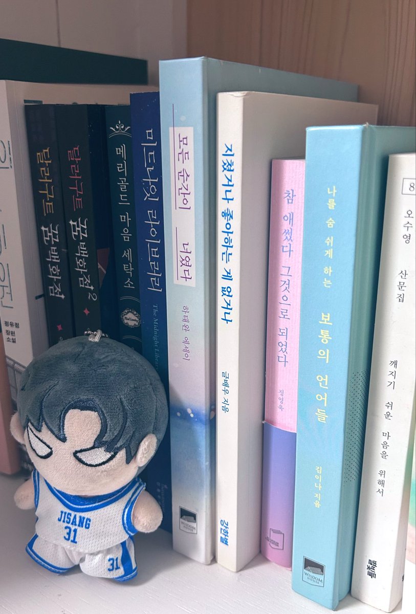 z_uiown's tweet photo. 에세이 같은건 색감이 너무 예뻐서 좋다 https://t.co/wcKV11KM3H
