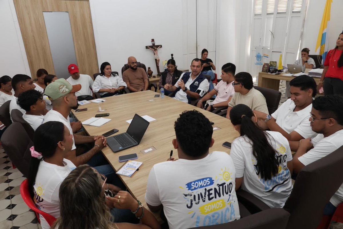 DefensoriaCol's tweet photo. Sostuvimos una reunión en Lorica, Córdoba, con integrantes del Consejo Municipal de Juventud y la Plataforma Municipal de Juventudes para fortalecer su formación en derechos humanos, participación ciudadana y control social. Escuchamos sus propuestas e inquietudes frente al ejercicio de sus derechos.

Trazamos una hoja de ruta conjunta para acompañar su labor como instancia de representación juvenil. Una juventud formada, organizada y conocedora de sus derechos fortalece la participación ciudadana y el control social sobre lo público.