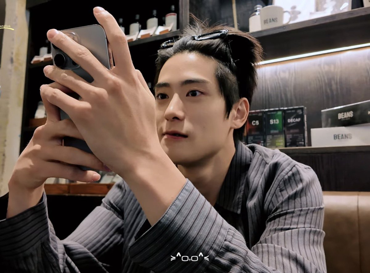 moonshi_o's tweet photo. มาทำตัวหล่อๆใส่กล้องแบบนี้ตกใจหมดมากอดเค้าเลยยยย https://t.co/N5otpiwpDG