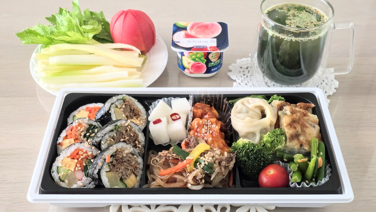IYSOHNQOU's tweet photo. 昼食 2種キンパの彩り膳、セロリとトマト、わかめとあおさのスープ、ブルガリアヨーグルト白桃•洋梨&amp;フルーツミックス
夕食 惣菜3点盛りE(ガパオガイ•ガイヤーン•パッタイ)、セロリとトマト、まいたけスープ
間食 バームクーヘン https://t.co/XjiZ6xs7I0