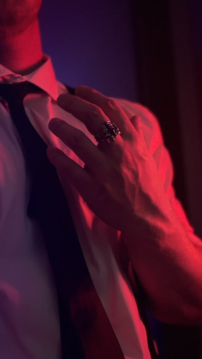 GingerChiphs69's tweet photo. this hand looks a little empty. your neck would fix that https://t.co/DUgb3DLvxm