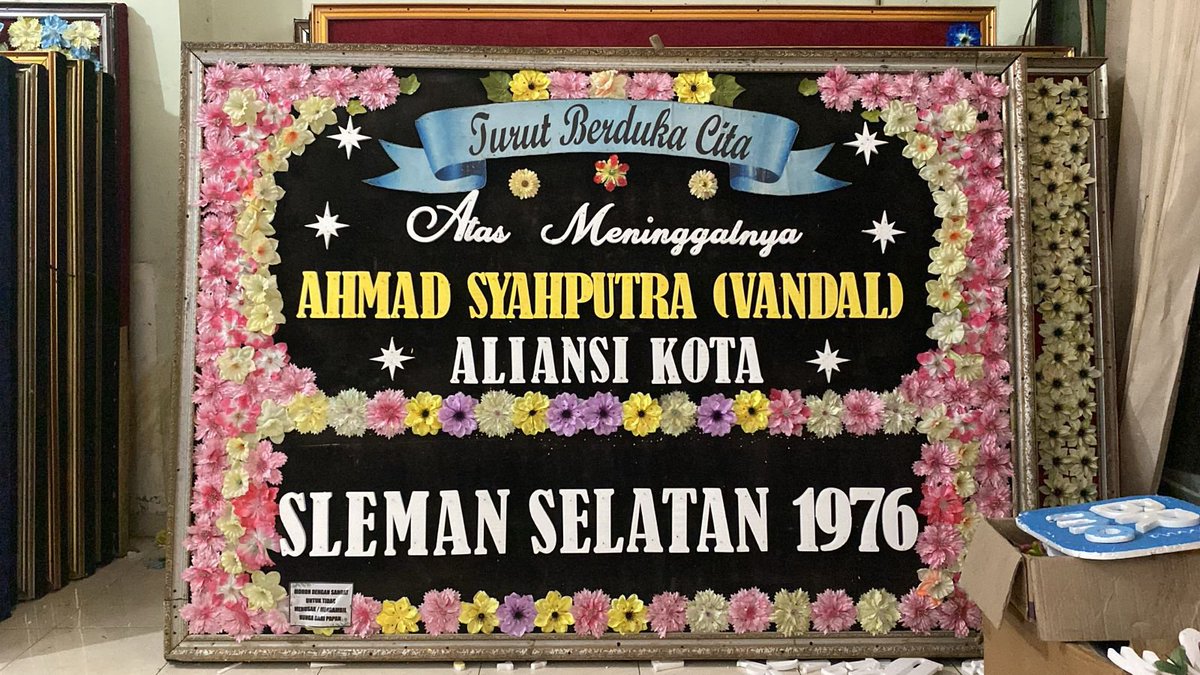 sector_amplaz's tweet photo. Turut berduka cita atas meninggalnyamas vandal 🥀🥀🥀
Semoga almarhum di terima di sisinya
Dan semoga keluargayang di tinggalkan di beri keikhlasan dan ketabahan..

Padaha kwe janji tgl 11 oktober meh mbolang bareng neng suroboyo lho ndal 😭😭😭 https://t.co/bU52ABZlPD