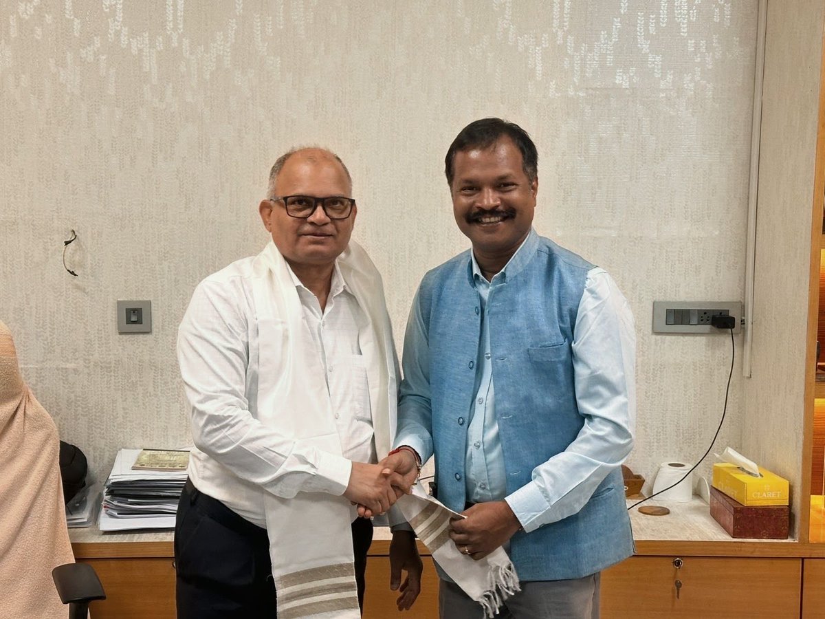 csbmot's tweet photo. The Member Secretary (MS), Central Silk Board, met Shri M.K. Yadava, Special Chief Secretary, Environment & Forest Deptt, and discussed measures for the enhancement and expansion of Vanya host plantations and scaling up Muga silk production in the State. Shri Oinam Sarankumar, IAS, Secretary, and Dr. Kartik Neog, Director, CMERTI, also attended the discussion.

#CentralSilkBoard #MugaSilk #VanyaSilk #AssamSericulture #SilkProduction

@TexMinIndia @girirajsinghbjp @PmargheritaBJP @IfsSivakumar