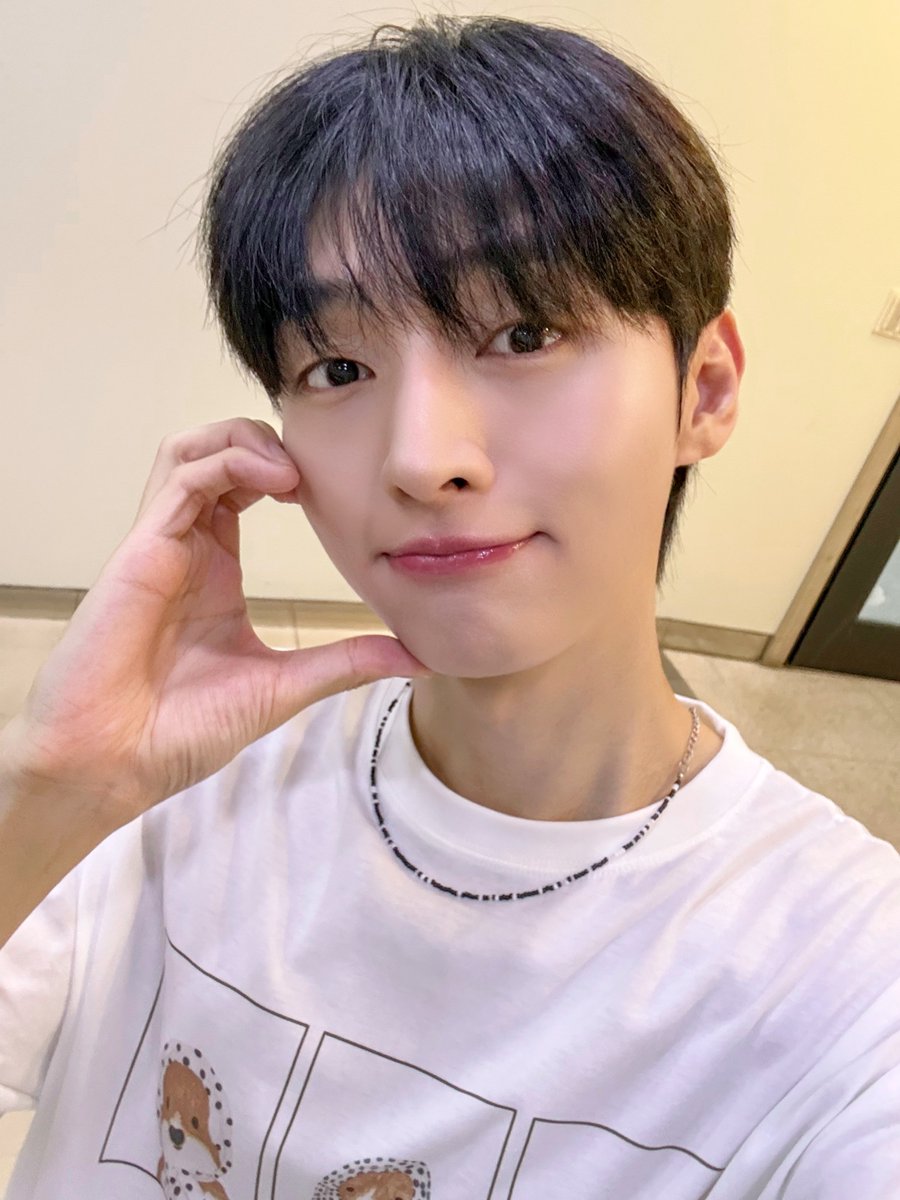 Official_YJS_'s tweet photo. [#오늘의윤잘생]

언제나 반가운 볼륨 타임! 
편안한 밤 보내시길 바라며, 룽나잇🌙✨

#윤지성 #YOONJISUNG
#KBSCoolFM #효정의볼륨을높여요 https://t.co/4lHaM3dvO9
