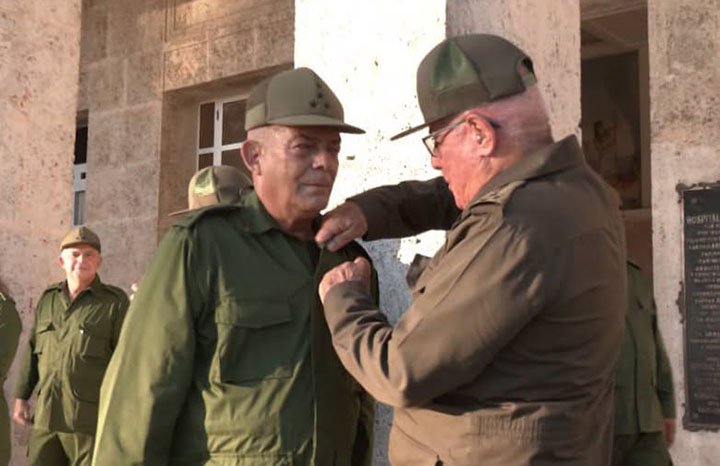 ACN_Cuba's tweet photo. 🇨🇺 El General de Cuerpo de Ejército Álvaro López Miera, miembro del Buró Político y Ministro de las FAR, presidió este miércoles el acto político-ceremonia militar en el Hospital Carlos J. Finlay.

Ampliamos 👉 https://t.co/qJXb7zNdja

#ACNreporta #CubaEstáFirme https://t.co/xL7j95245W