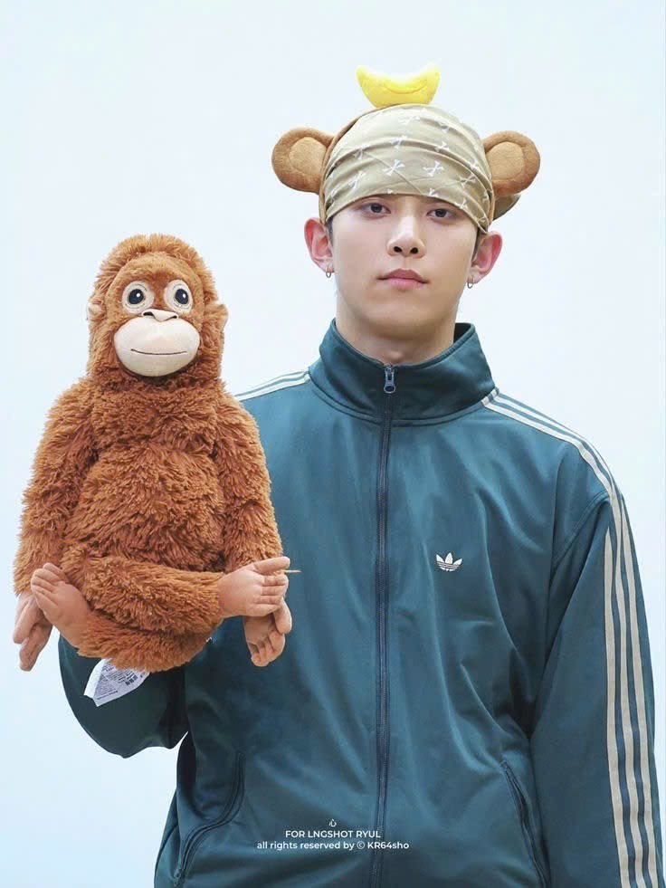 dearlyryul's tweet photo. 𝐑𝐘𝐔𝐋 & 𝐑𝐔𝐌𝐁𝐀, 𝐒𝐀𝐍𝐆 𝐏𝐄𝐌𝐁𝐄𝐑𝐀𝐍𝐈 🌿🦧

𝐎𝐫𝐚𝐧𝐠𝐮𝐭𝐚𝐧 𝐀𝐝𝐨𝐩𝐭𝐢𝐨𝐧 𝐟𝐨𝐫 𝐑𝐲𝐮𝐥’𝐬 𝐁𝐢𝐫𝐭𝐡𝐝𝐚𝐲 🎁
♡ 𝐛𝐲 @dearlyryul & @luoiere ♡

Haloo! 👋🏻
Kenalkan, ini dia 𝗥𝘂𝗺𝗯𝗮 𝗦𝗮𝗻𝗴 𝗣𝗲𝗺𝗯𝗲𝗿𝗮𝗻𝗶!🦧🌿

Sebagai hadiah kecil untuk seseorang yang juga kami kenal sebagai Sang Pemberani, Kim Ryul, kami memilih untuk mengadopsi Rumba sebagai bagian dari perayaan ulang tahunnya.

Rumba mungkin hanya seekor orangutan kecil di tengah hutan, tapi ia membawa cerita tentang keberanian, kehidupan, dan harapan. 🌱🦧
Dan seperti Rumba, kami berharap 𝗥𝘆𝘂𝗹 𝗮𝗸𝗮𝗻 𝘁𝗲𝗿𝘂𝘀 𝘁𝘂𝗺𝗯𝘂𝗵 𝗱𝗲𝗻𝗴𝗮𝗻 𝗯𝗲𝗿𝗮𝗻𝗶, 𝗺𝗲𝗹𝗮𝗻𝗴𝗸𝗮𝗵 𝗹𝗲𝗯𝗶𝗵 𝗷𝗮𝘂𝗵, 𝗱𝗮𝗻 𝗺𝗲𝗻𝗲𝗺𝘂𝗸𝗮𝗻 𝗯𝗮𝗻𝘆𝗮𝗸 𝗸𝗲𝗯𝗮𝗵𝗮𝗴𝗶𝗮𝗻 𝗱𝗶 𝘀𝗲𝘁𝗶𝗮𝗽 𝗽𝗲𝗿𝗷𝗮𝗹𝗮𝗻𝗮𝗻 𝗵𝗶𝗱𝘂𝗽𝗻𝘆𝗮. ✨

— 𝐑𝐲𝐮𝐥 & 𝐑𝐮𝐦𝐛𝐚, 𝐭𝐰𝐨 𝐛𝐫𝐚𝐯𝐞 𝐬𝐨𝐮𝐥𝐬 🦧🌿
#RYUL #률 #LNGSHOT #롱샷