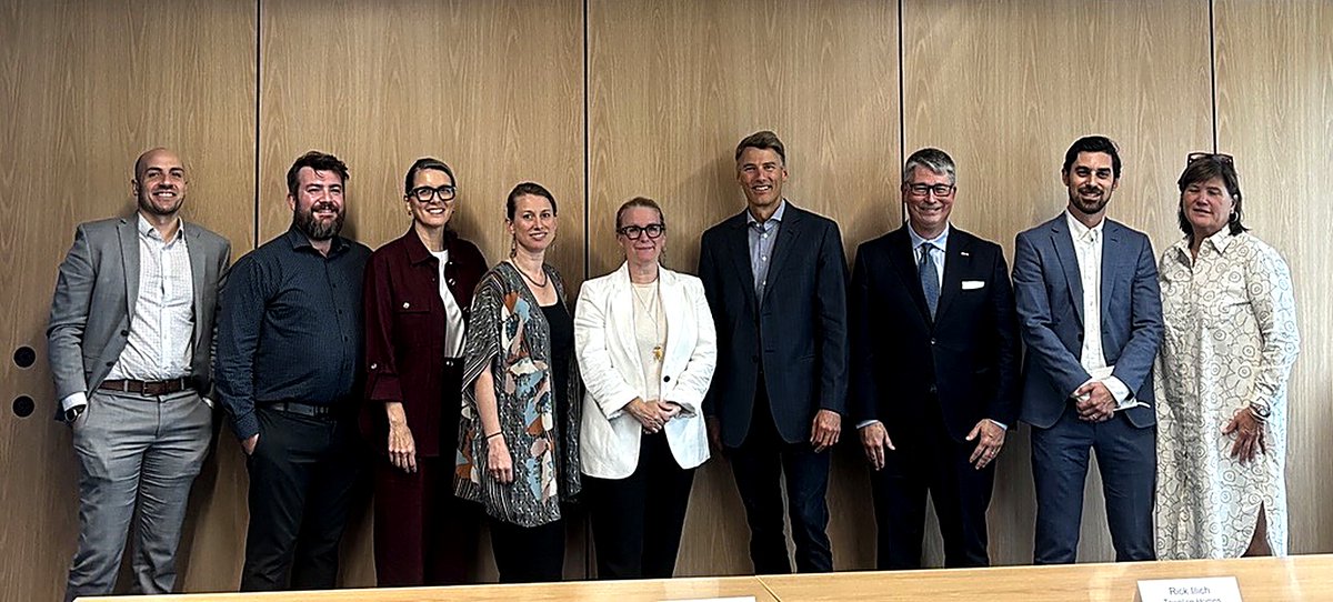 APCHQ's tweet photo. 𝗖𝗼𝗻𝘀𝘁𝗿𝘂𝗶𝗿𝗲 𝗽𝗹𝘂𝘀 𝗱𝗲 𝗹𝗼𝗴𝗲𝗺𝗲𝗻𝘁𝘀 𝗽𝗮𝘀𝘀𝗲 𝗽𝗮𝗿 𝗱𝗲𝘀 𝗮𝗰𝘁𝗶𝗼𝗻𝘀 𝗰𝗼𝗻𝗰𝗿𝗲̀𝘁𝗲𝘀

L’APCHQ a participé cette semaine à une table ronde avec le ministre @gregorrobertson. Seule organisation québécoise présente, elle y a porté la voix des PME de l’industrie de la construction et de la rénovation résidentielles.

Dans un contexte de pression et de transformation de l’industrie, ainsi que de consultations prébudgétaires fédérales, l’APCHQ a présenté différentes mesures qui permettraient de faciliter et d’accélérer la réalisation de projets résidentiels, tout en contribuant à une plus grande productivité et à une meilleure abordabilité.

Pour en savoir plus 👉 https://t.co/kj3Sk53Slf

Merci au ministre pour son écoute et son ouverture.

#polcan #polqc #habitation #construction @LICC_ca