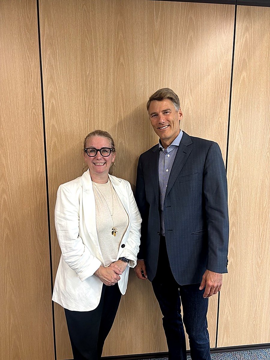 APCHQ's tweet photo. 𝗖𝗼𝗻𝘀𝘁𝗿𝘂𝗶𝗿𝗲 𝗽𝗹𝘂𝘀 𝗱𝗲 𝗹𝗼𝗴𝗲𝗺𝗲𝗻𝘁𝘀 𝗽𝗮𝘀𝘀𝗲 𝗽𝗮𝗿 𝗱𝗲𝘀 𝗮𝗰𝘁𝗶𝗼𝗻𝘀 𝗰𝗼𝗻𝗰𝗿𝗲̀𝘁𝗲𝘀

L’APCHQ a participé cette semaine à une table ronde avec le ministre @gregorrobertson. Seule organisation québécoise présente, elle y a porté la voix des PME de l’industrie de la construction et de la rénovation résidentielles.

Dans un contexte de pression et de transformation de l’industrie, ainsi que de consultations prébudgétaires fédérales, l’APCHQ a présenté différentes mesures qui permettraient de faciliter et d’accélérer la réalisation de projets résidentiels, tout en contribuant à une plus grande productivité et à une meilleure abordabilité.

Pour en savoir plus 👉 https://t.co/kj3Sk53Slf

Merci au ministre pour son écoute et son ouverture.

#polcan #polqc #habitation #construction @LICC_ca
