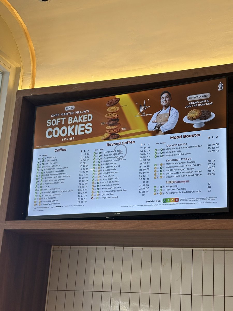 KapudS640's tweet photo. Kopi Kenangan sudah transparan soal ingredients dan Nutri-Level. Tinggal konsumennya saja yang pura-pura tidak melihat. 😂 https://t.co/v6PSKPANTn