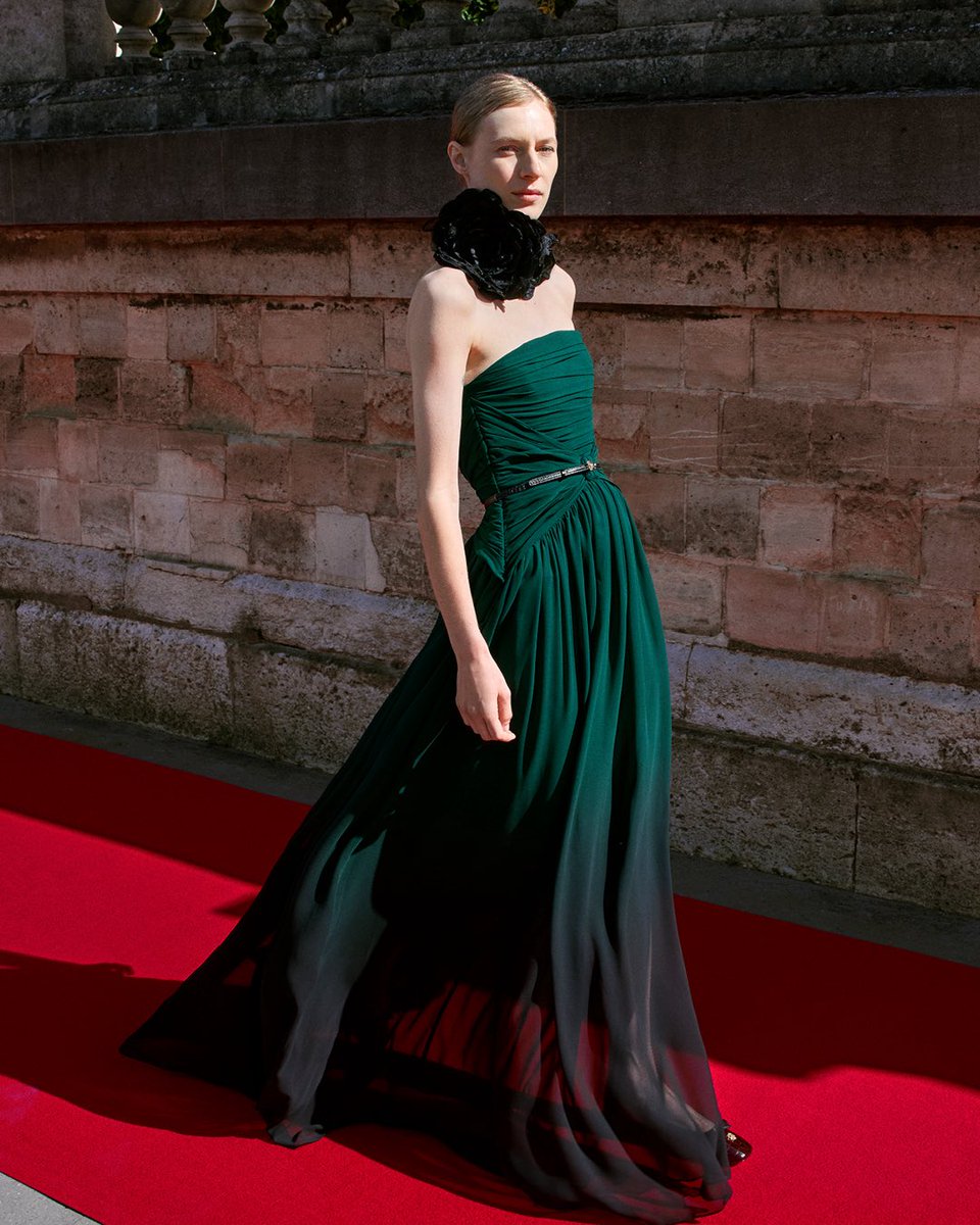 ElieSaabWorld's tweet photo. ELIE SAAB x H&amp;M

Available in selected stores and online at https://t.co/rSDXJqYq1A from 22 October.

#ELIESAAB
#ELIESAABxHM https://t.co/FyWkEseufF