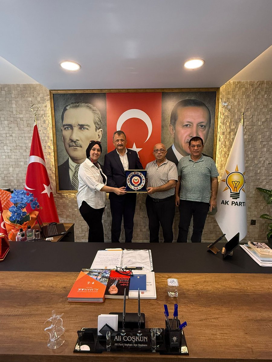 coskunali_01's tweet photo. Dünya Türk Kardeşliği Adana İl Başkanı Sayın Osman Çam ve kıymetli Yönetim Kurulu Üyelerini İlçe Başkanlığımızda misafir ettik.

Birliğimizi, kardeşliğimizi ve ortak değerlerimizi güçlendiren çalışmalar üzerine güzel bir sohbet gerçekleştirdik.

Nazik ziyaretleri ve samimi muhabbetleri için kendilerine teşekkür ediyoruz.

Birliğimiz daim, kardeşliğimiz güçlü olsun.

#GüçlüTeşkilatGüçlüSeyhan