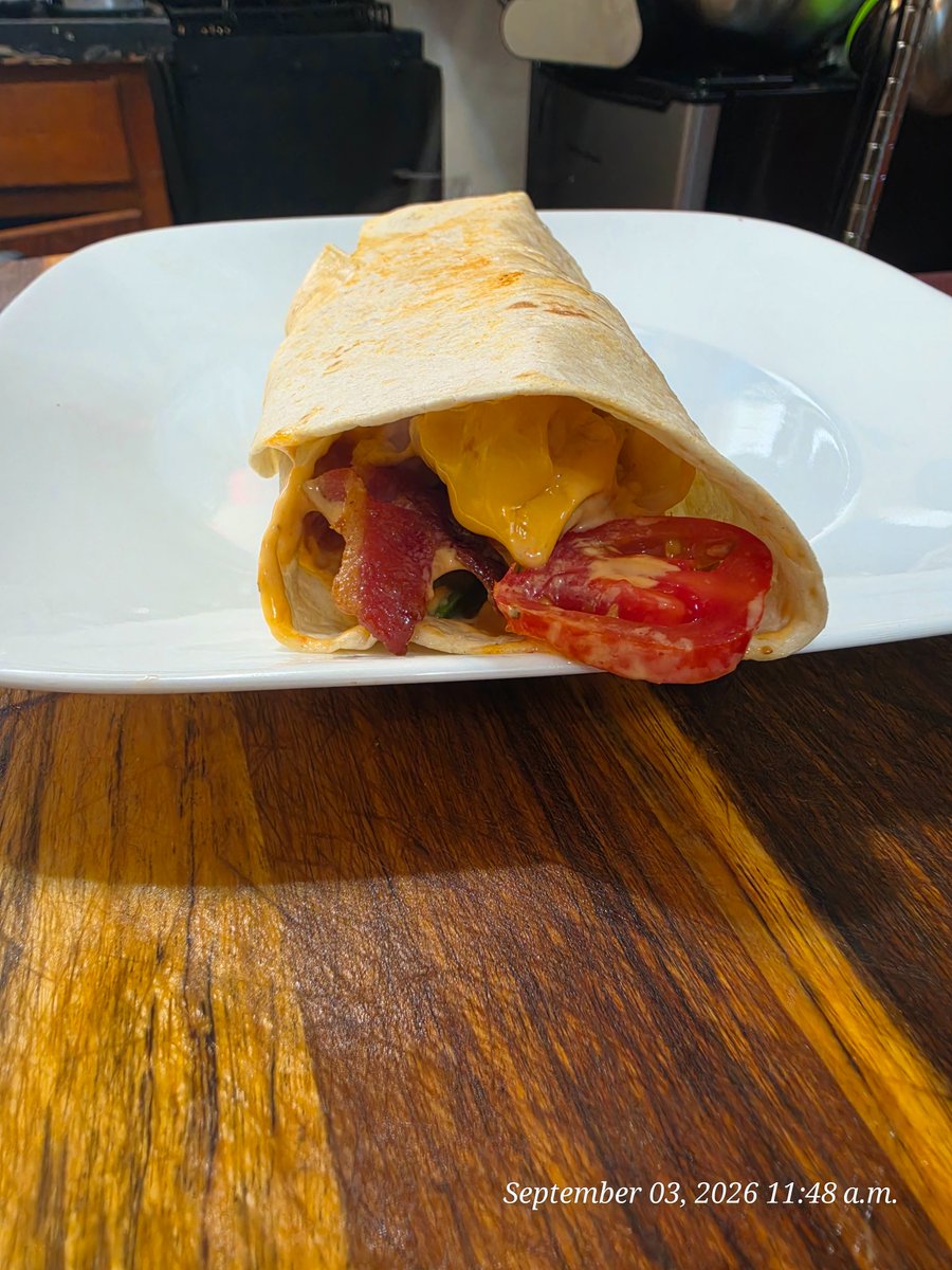 Raix43512345's tweet photo. @c4credit breakfast wrap with bacon, tomatoes, avocado, eggs,homemade hashbrowns and cheese https://t.co/zXUFNMWejh