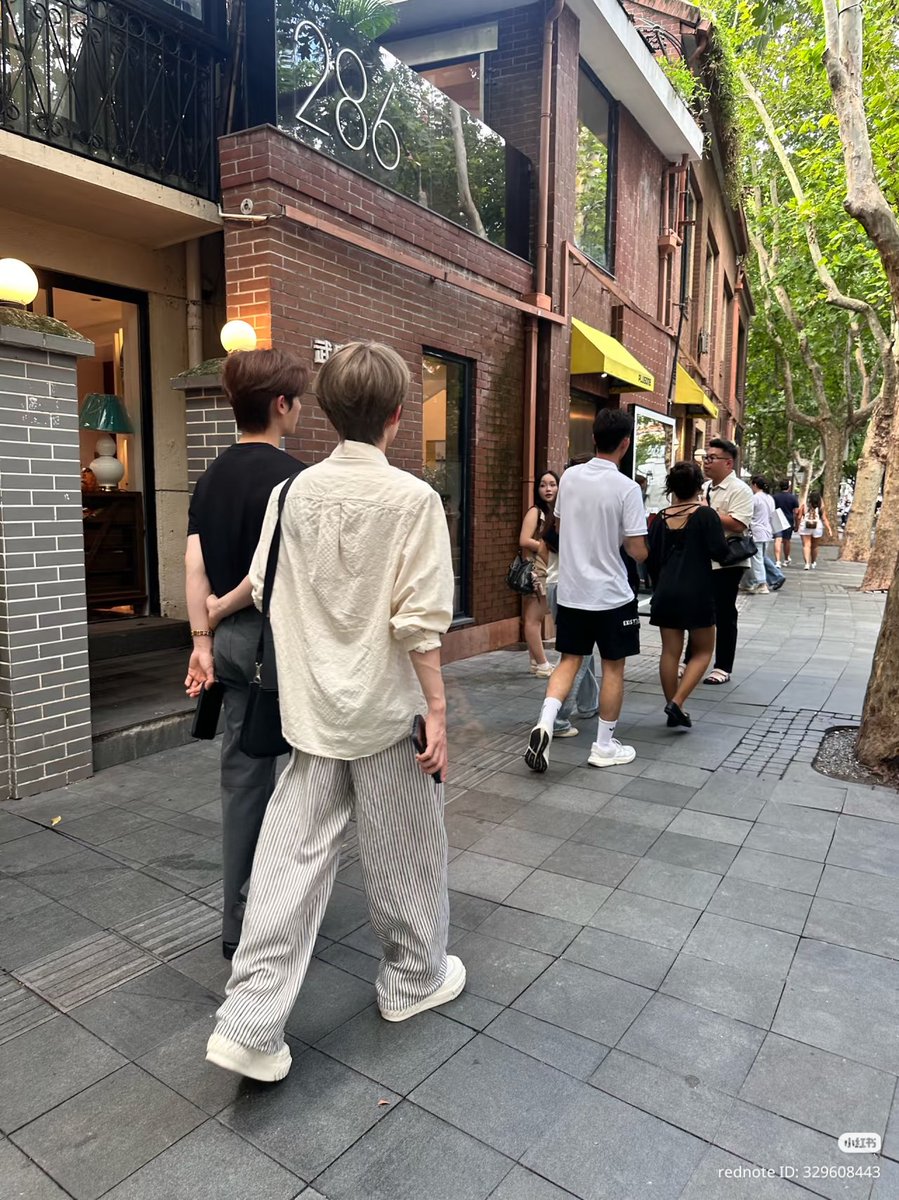 Penguin_SH247's tweet photo. คือรูปเซทใหม่ทั้งเซทคือที่ไปกับน้องหลิววันนั้นเหรอ เป็นความสัมพันธ์ที่ private but not secret มาก คือเส้นเลือดที่แขนโคตรหล่อครับ  ลูกพี่ผม https://t.co/Gwlu48Brl8