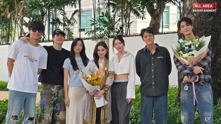Makispade_'s tweet photo. 𝗟𝗢𝗢𝗞: Ohm Pawat and Nanon Korapat in one frame???!!! 

GMMTV artists Ohm, Off, Tu, View, Nanon, and Dew all showed up at Prim’s graduation!

#fyp #gmmtv https://t.co/x4OyN7bCpZ