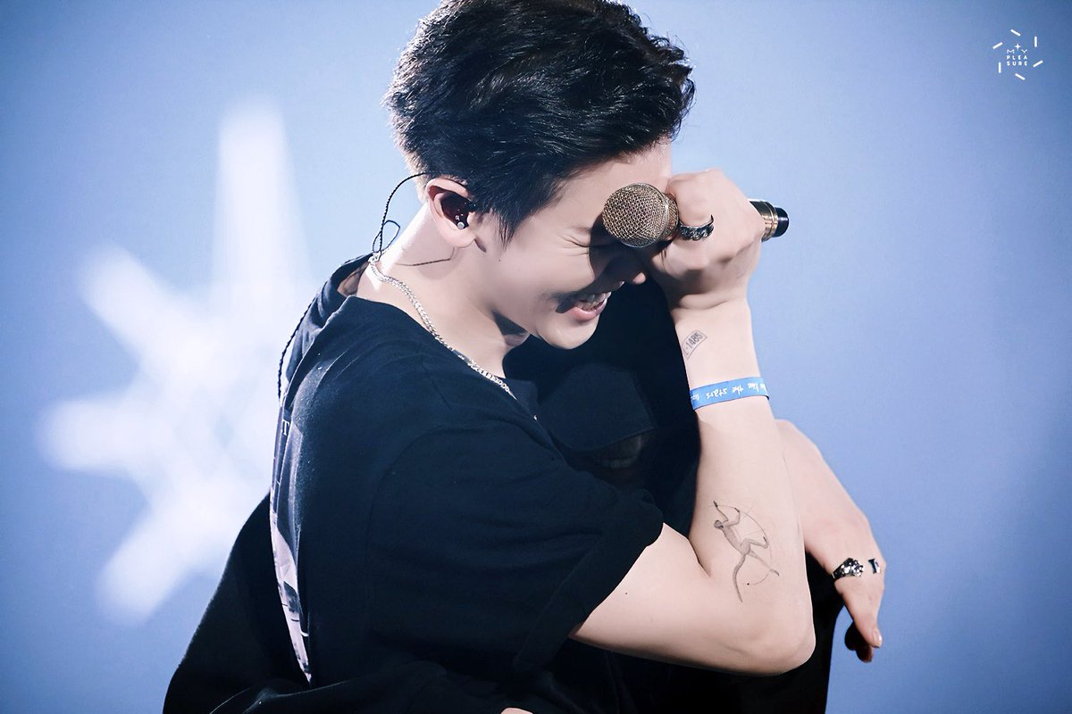 ZDenghe's tweet photo. Every time Jongyin clings to him like this, refusing to let go, Chanyeol can't help but laugh like this—absolutely helpless, unable to leave his little love. Please…old heavens, grant Chanyeol just a little more time for his beloved to depend on him…#Chankai https://t.co/nOGr8Z4ndO