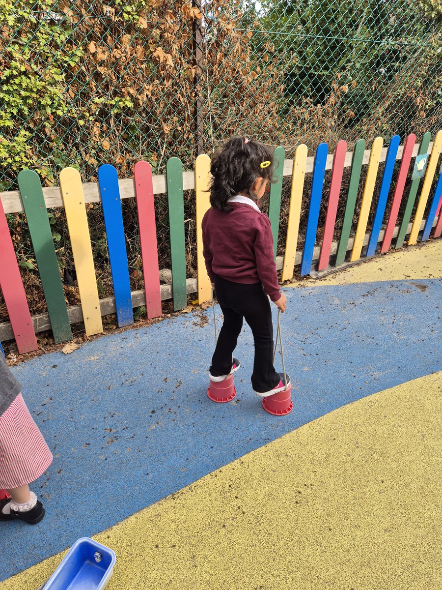MrsRattleyBH's tweet photo. A fantastic day exploring outside in our Early Years garden. Nursery children have been telling us about their holidays and activities over the Summer☀️ @busheyheathjm #BusheyheathPD https://t.co/ExbBkK36uk