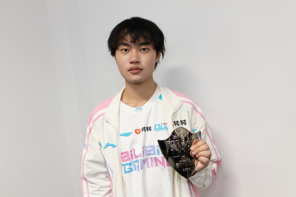 BilibiliGaming's tweet photo. Well-deserved recognition for an incredible split. Congratulations to Knight and our coaching staff! 🏆 https://t.co/qCfYBy3rHC