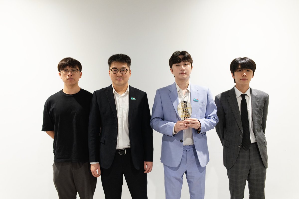 BilibiliGaming's tweet photo. Well-deserved recognition for an incredible split. Congratulations to Knight and our coaching staff! 🏆 https://t.co/qCfYBy3rHC