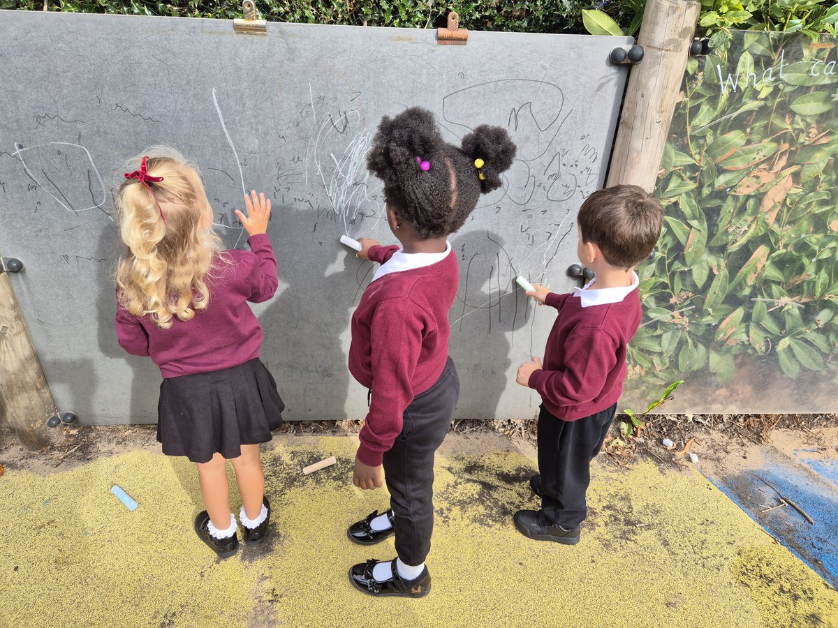 MrsRattleyBH's tweet photo. A fantastic day exploring outside in our Early Years garden. Nursery children have been telling us about their holidays and activities over the Summer☀️ @busheyheathjm #BusheyheathPD https://t.co/ExbBkK36uk