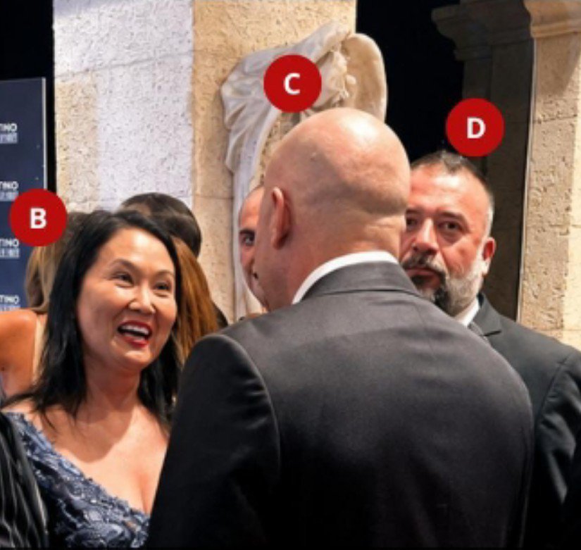 ChacoteroPeru's tweet photo. 📢 ¡LA FOTO DELATADORA! Keiko Fujimori, su amiguito íntimo Damian Valenzuela y Fernando Cerimedo. Se confirma la cercanía de esos 2 sujetos en la campaña de Fuerza Popular https://t.co/xX1FvcvyrN