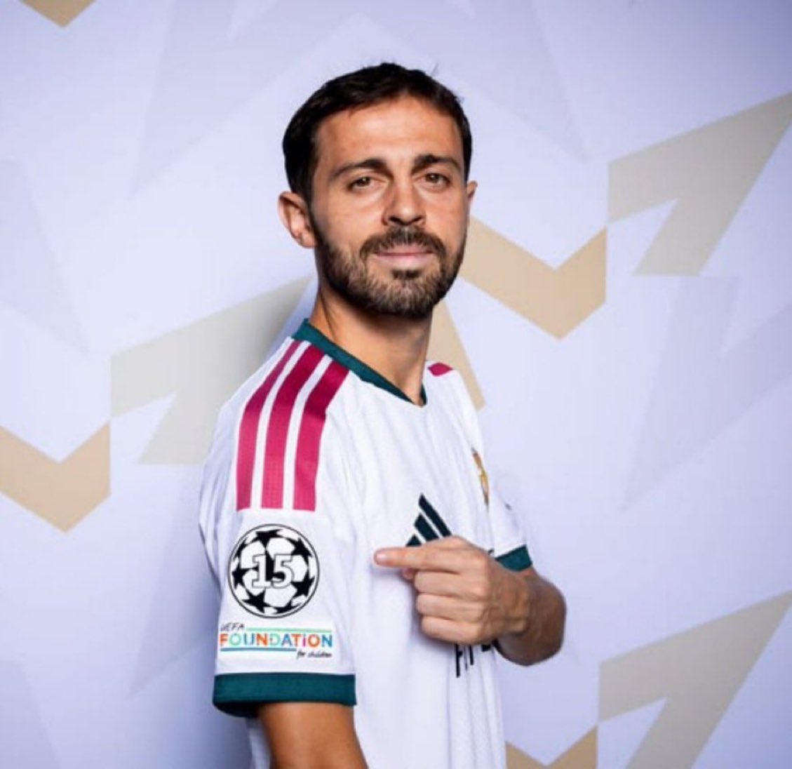 1SMi_'s tweet photo. سيلفا وجلسة تصوير دوري الابطال مع ريال مدريد

رودري وجلسة تصوير دوري الابطال مع برشلونة https://t.co/EZ8Y9K5y5c