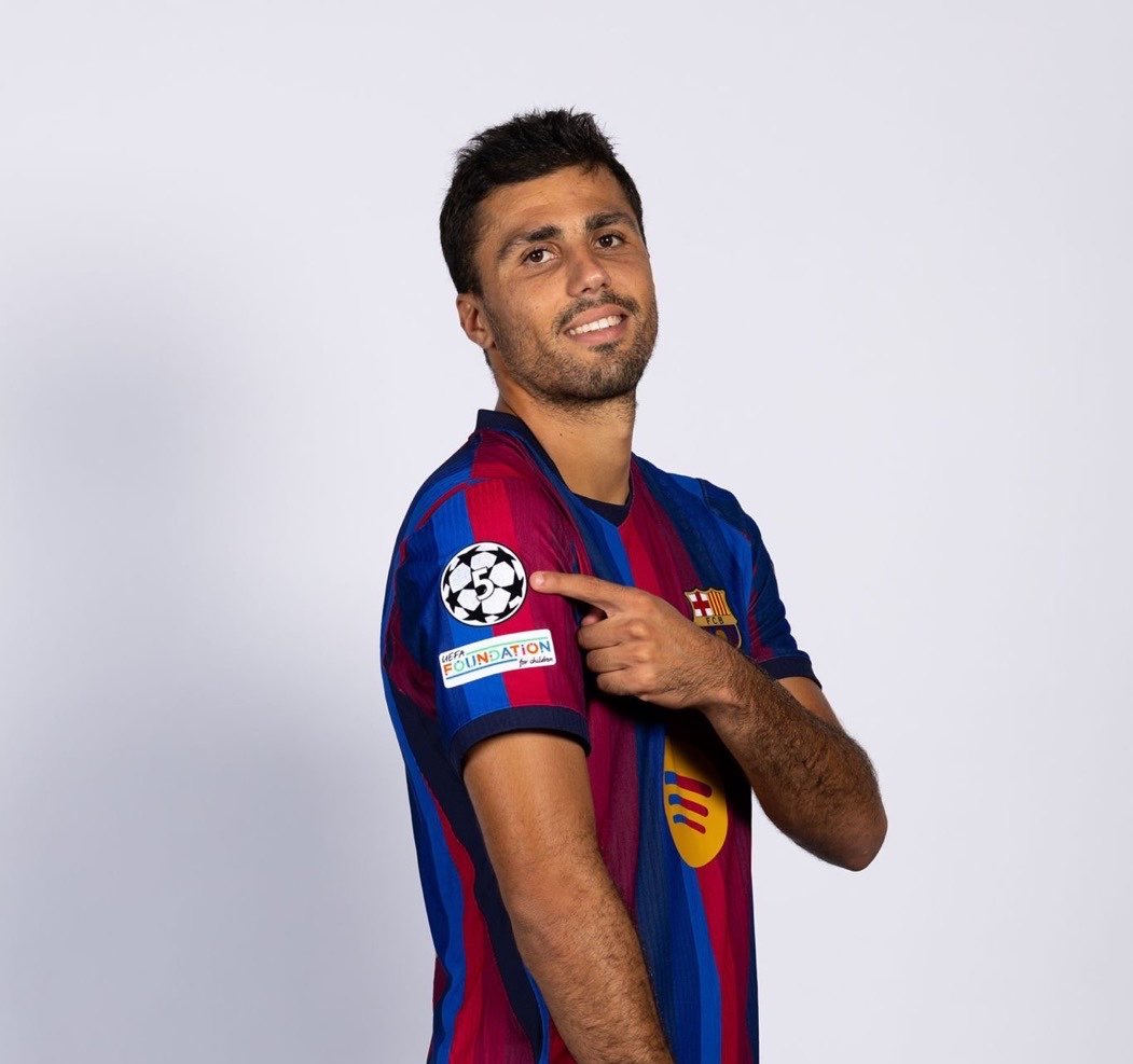 1SMi_'s tweet photo. سيلفا وجلسة تصوير دوري الابطال مع ريال مدريد

رودري وجلسة تصوير دوري الابطال مع برشلونة https://t.co/EZ8Y9K5y5c