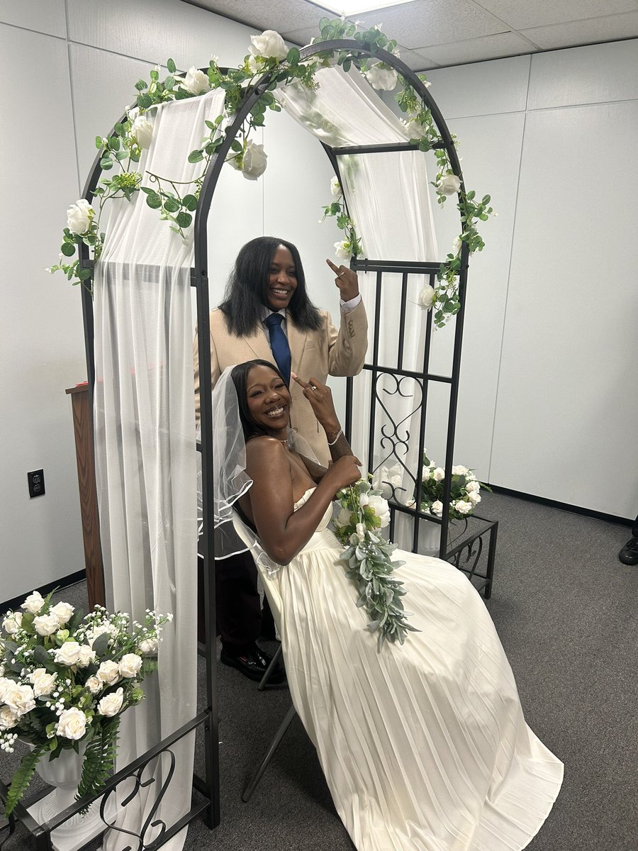 __jasille's tweet photo. I'm a WIFE💍💍💍💍 https://t.co/70wFhatUD1
