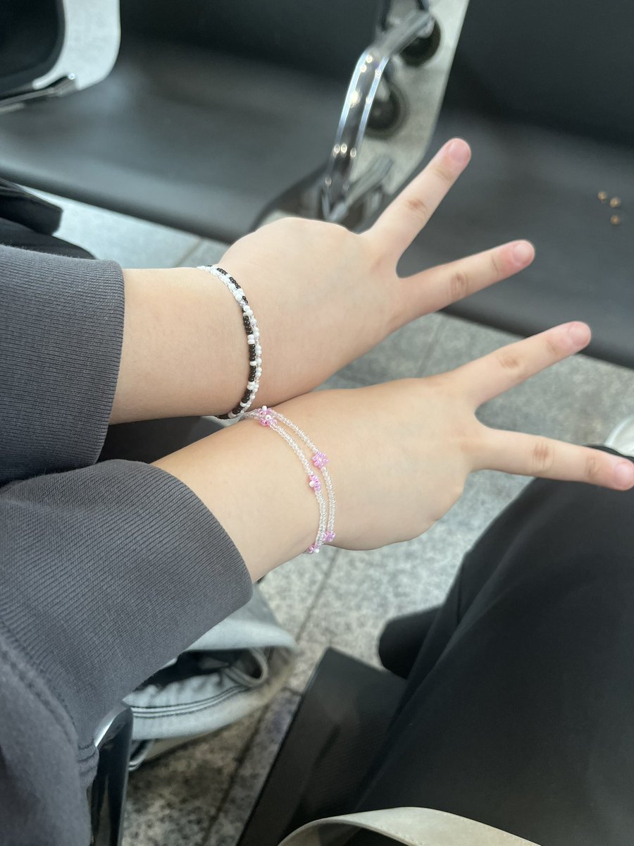 nanaruready's tweet photo. my close friend went to see me at THE AIRPORT just for a couple of hours im crying she also made me bracelets hehehe i love being luné and having such good people around me 🥺🫂 https://t.co/Sko5V5TZVU