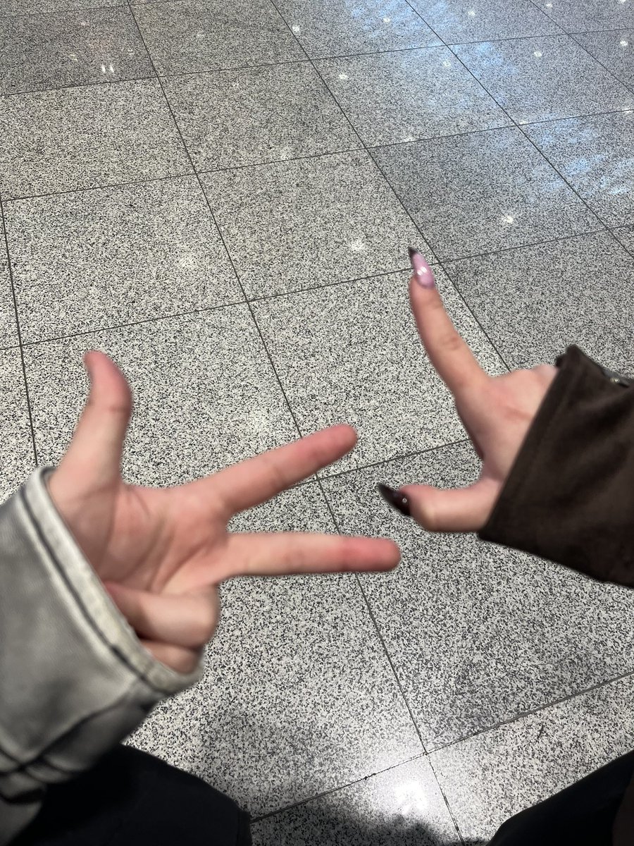 nanaruready's tweet photo. my close friend went to see me at THE AIRPORT just for a couple of hours im crying she also made me bracelets hehehe i love being luné and having such good people around me 🥺🫂 https://t.co/Sko5V5TZVU