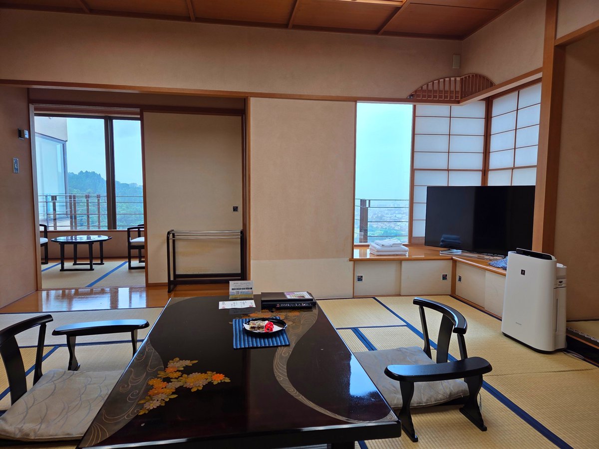 ekimemo_kinako's tweet photo. ばんえつ物語乗車後は
東山温泉 御宿 東鳳に宿泊しました♨️✨
温泉やお部屋からの眺望が良く、会津若松の町並みが見渡せました(^∇^)/

夕食のバイキングではネギそばに初挑戦♪おかわりして2本食べたけど、聞いていた通り辛かったです\(*´▽｀*)/ https://t.co/QukbarNRtn