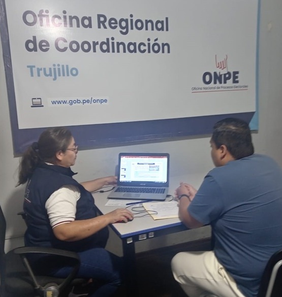 ONPE_oficial's tweet photo. #ONPEenRegiones | Nuestra #ORCTrujillo capacitó a candidatos y personera legal de partidos políticos sobre la presentación de información financiera de campaña de las Elecciones Regionales y Municipales 2026. #ERM2026 https://t.co/jRKHeEAlWQ