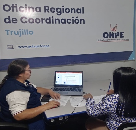ONPE_oficial's tweet photo. #ONPEenRegiones | Nuestra #ORCTrujillo capacitó a candidatos y personera legal de partidos políticos sobre la presentación de información financiera de campaña de las Elecciones Regionales y Municipales 2026. #ERM2026 https://t.co/jRKHeEAlWQ