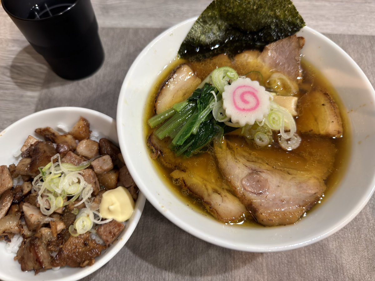 takero55's tweet photo. #醤油チャーシュー麺
#手打ち蓮
#チャーシュー飯

何と言ってもこの麺が癖になる、チャーシューは柔らかく、少し甘みのあるスープも絶品
やっぱり麺、スープ、チャーシューとも文句なしに美味い
初めて食べたチャーシュー飯も美味い
夏期営業が13日に終わるので、もう1度塩を食べに行こう https://t.co/fyxswEE8yM