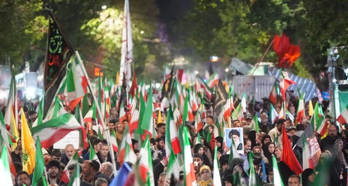Ariha128's tweet photo. خیابان‌ها شاهد حضور پرشور مردمی‌ست که کنار هم ایستاده‌اند؛ حضوری که از همدلی، اتحاد و اراده‌ای مشترک حکایت دارد. 
#میدان_یار https://t.co/z5fK0EnIoZ