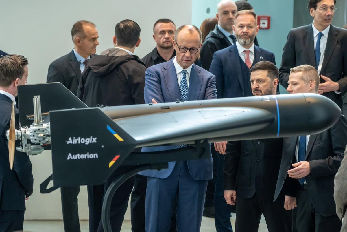 vladi2726's tweet photo. In der Nähe von München hat die Massenproduktion von mehr als 5.000 Langstrecken-Kampf-Drohnen für die Ukraine begonnen.

Das deutsche-amerikanische Verteidigungsunternehmen Auterion und sein ukrainischer Joint-Venture-Partner, Airlogix, haben die Produktion der ersten unbemannten Fluggeräte angekündigt.

Die Bestellung des deutschen Regimes soll bis Mitte 2027 abgeschlossen sein. Laut Branchenkreisen hat der Vertrag einen Wert von etwa 300 Millionen Euro.