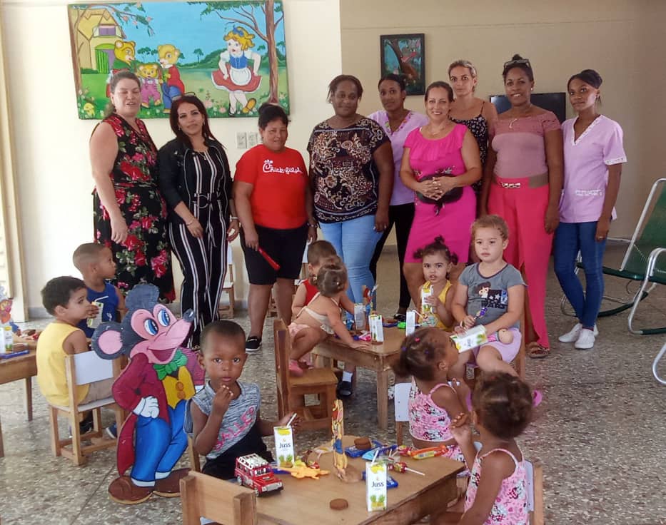 SNTCDPR's tweet photo. Hasta la Casita Infantil Amiguitos de las FAR, enclavada en la RM de #PinardelRío, llegó Yedennis Padín Pérez, Secretaria General del #BuróExtraterritorial de #TiendasCARIBE con un donativo de variadas confituras, realizado por los trabajadores de la entidad que representa.#Cuba https://t.co/D7ZBFOaZUV