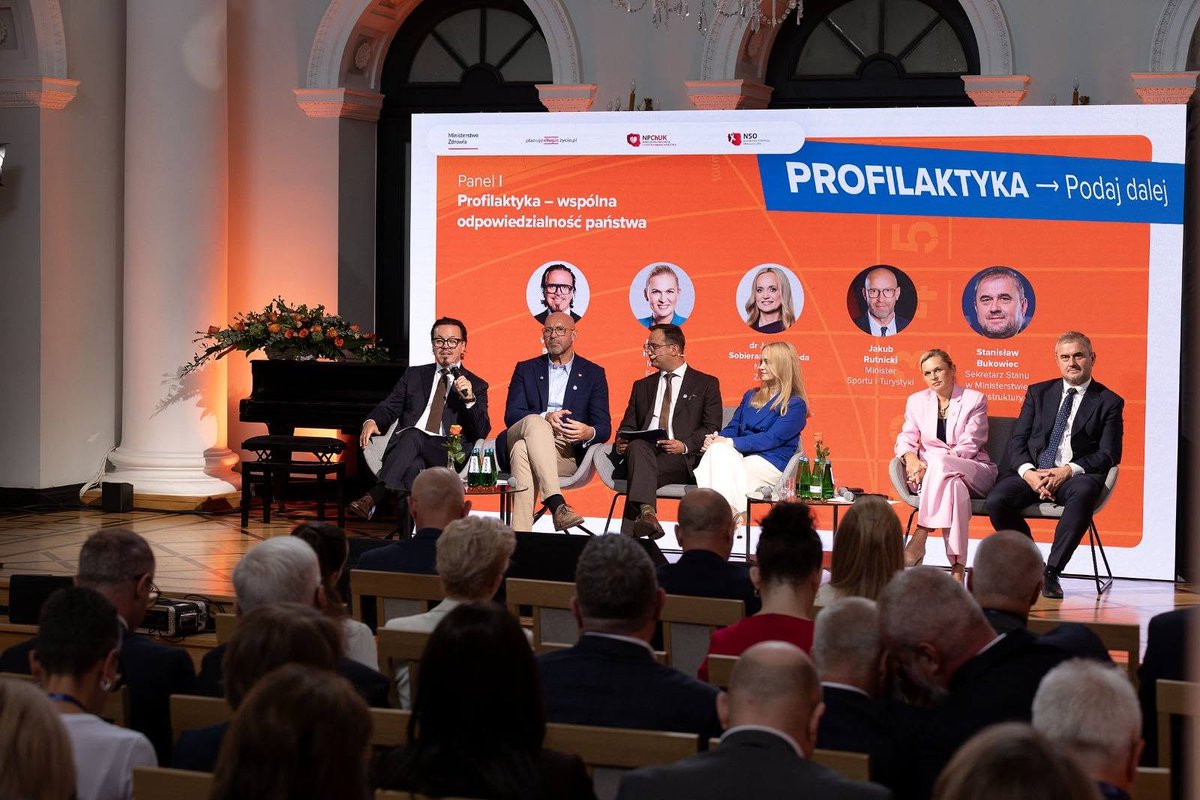 MI_GOV_PL's tweet photo. Profilaktyka – podaj dalej! 🩺

Wiceminister @Stan_Bukowiec wziął udział w konferencji inaugurującej „Wrzesień – Miesiąc Profilaktyki” oraz ogólnopolską kampanię „Profilaktyka – podaj dalej”.

To wspólna inicjatywa kilku ministerstw, której celem jest zachęcenie Polek i Polaków do regularnych badań i świadomego dbania o zdrowie. 

@MI_GOV_PL również włącza się w tę akcję. Informacje zachęcające do badań będą docierać do milionów osób – m. in. w pociągach @PKPIntercityPDP, na lotniskach oraz w obiektach @GDDKiA. W działania zaangażują się także @PKP_PLK_SA  i @Porty_Lotnicze.

We wrześniu w całej Polsce odbędzie się ponad 500 wydarzeń i akcji zdrowotnych. Warto zrobić pierwszy krok i sprawdzić, jakie badania profilaktyczne możemy wykonać.

Zadbaj o siebie. Zadbaj o bliskich. Podaj dalej!