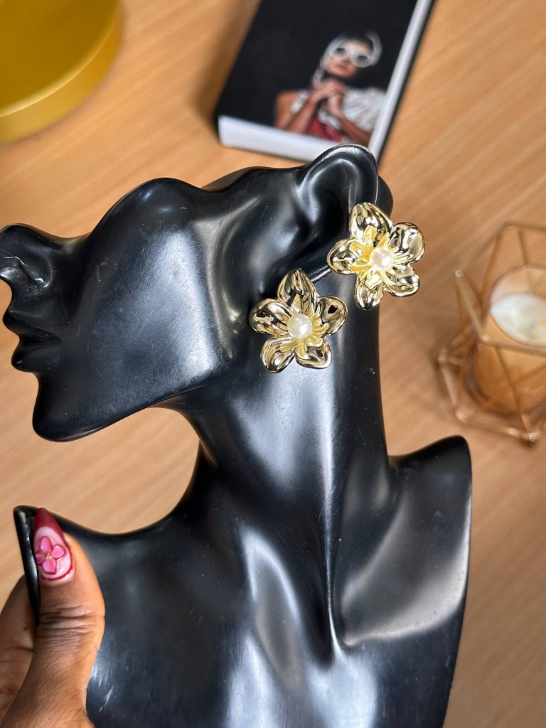 Ninaisfeliz's tweet photo. FF earring 

Top notch quality ( gold plated) 

🏷️10k

📍Lagos https://t.co/sOy5yZyjeg