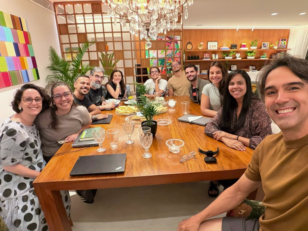 JulioCBati's tweet photo. Nossa um padrão somente de gente branca nas fotos da equipe do BBB , a diversidade só funciona na frente das câmeras https://t.co/8HC76Vf2YB