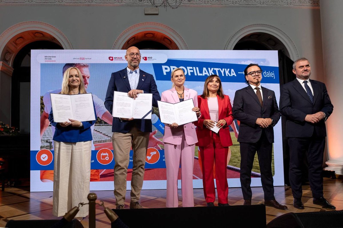 MI_GOV_PL's tweet photo. Profilaktyka – podaj dalej! 🩺

Wiceminister @Stan_Bukowiec wziął udział w konferencji inaugurującej „Wrzesień – Miesiąc Profilaktyki” oraz ogólnopolską kampanię „Profilaktyka – podaj dalej”.

To wspólna inicjatywa kilku ministerstw, której celem jest zachęcenie Polek i Polaków do regularnych badań i świadomego dbania o zdrowie. 

@MI_GOV_PL również włącza się w tę akcję. Informacje zachęcające do badań będą docierać do milionów osób – m. in. w pociągach @PKPIntercityPDP, na lotniskach oraz w obiektach @GDDKiA. W działania zaangażują się także @PKP_PLK_SA  i @Porty_Lotnicze.

We wrześniu w całej Polsce odbędzie się ponad 500 wydarzeń i akcji zdrowotnych. Warto zrobić pierwszy krok i sprawdzić, jakie badania profilaktyczne możemy wykonać.

Zadbaj o siebie. Zadbaj o bliskich. Podaj dalej!